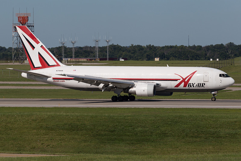 石河子至泽西城(JerseyCity)的爽肤水采用空运专线7天送到