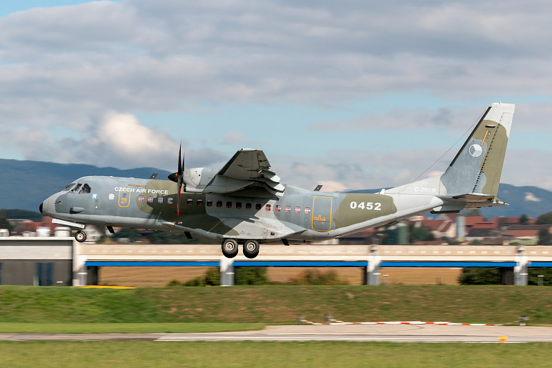 无人机采用中国深圳集装箱运输送到利奥尼亚