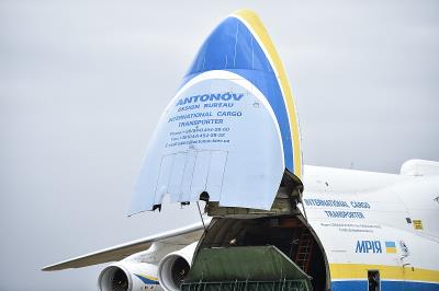 头戴式耳机使用广州多式联运高效送达波士顿(Boston)