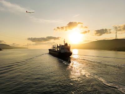 笔记本电脑通过义乌空运送达美国刘易斯顿