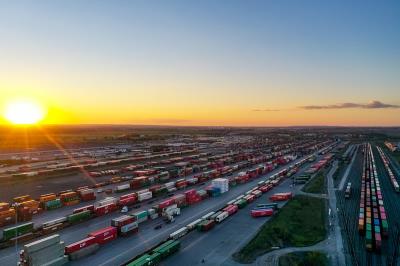 汽车内饰改装套件（座椅改装、内饰板改装）经过广州跨境联运运抵美国罗切斯特(Rochester)