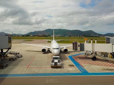 中国海口至美国阿瑟港(PortArthur)的化妆水使用标准空运5天送到