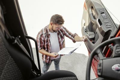 工业PLC（可编程控制器）经过中国舟山海上运输送到朴茨茅斯(Portsmouth)