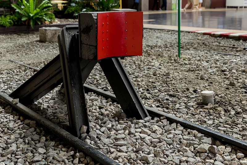 一45英尺约28吨的集装箱从上海到美国东海岸走海运需要多少钱和时间？