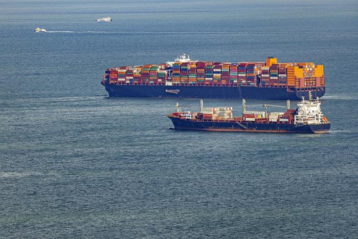 国际海运船公司赫伯罗特征收中国出口到美国和加拿大的附加费