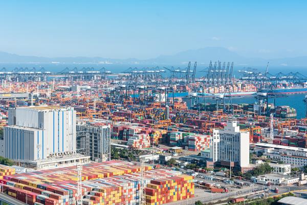 加拿大最大国际海运港口每年进出口2200亿美元的货物