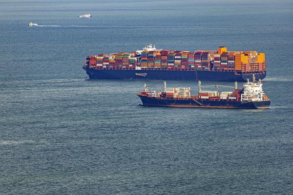 国际海运船公司赫伯罗特征收中国出口到美国和加拿大的附加费