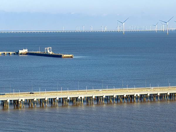 国际海运加拿大蒙特利尔港口集装箱起火