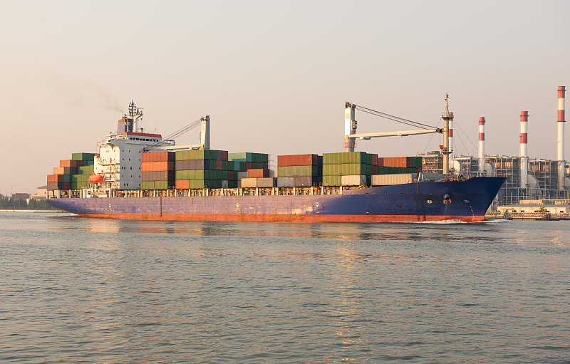 美国国际海运集装箱船又遭袭了！