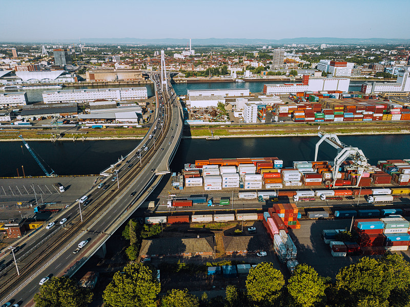 发美国用海运还是快递划算