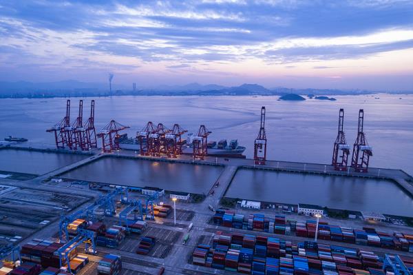 国际海运航线改道航次取消导致长滩港货运量直线下降