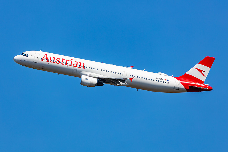 香港空运到美国多少钱一公斤？