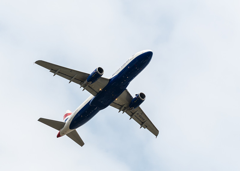 外贸人发货到美国选国际空运好还是海运好
