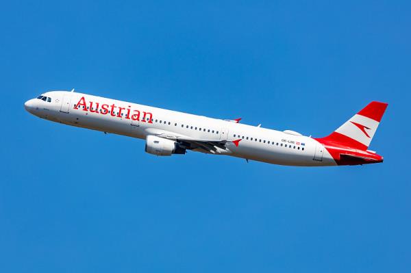 香港空运到美国多少钱一公斤？