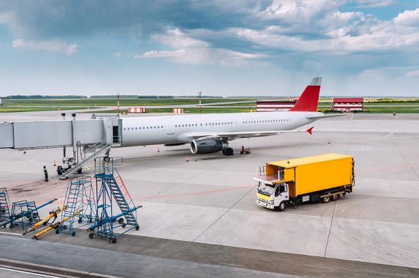 上海空运到美国多少钱一公斤？